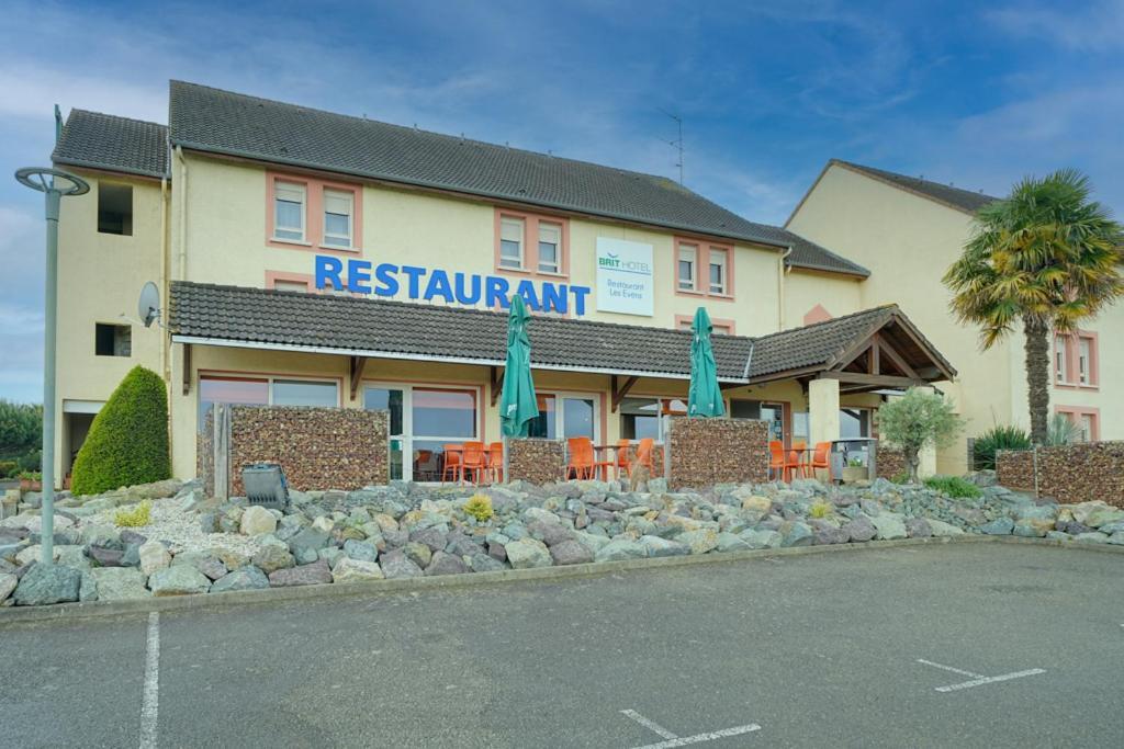 Brit Hotel Les Evens Saint-Saturnin  Esterno foto