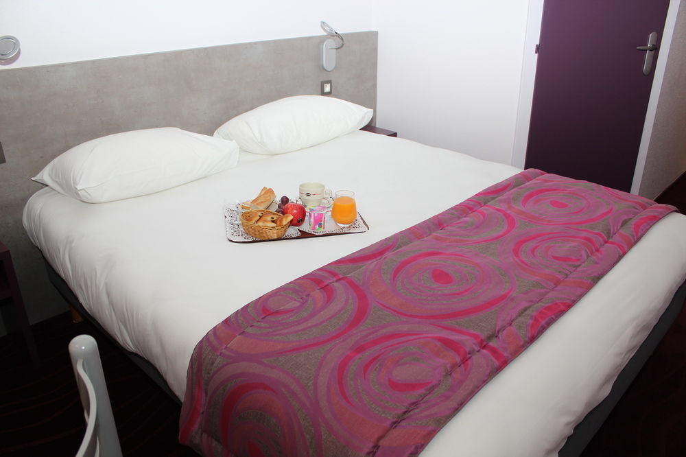 Brit Hotel Les Evens Saint-Saturnin  Esterno foto